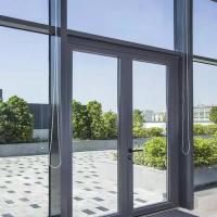 Porte pivotante polyvalente en aluminium isolation acoustique résistance aux intempéries