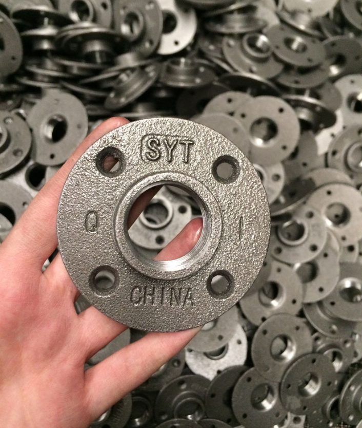 Accesorios para tubos de hierro decorativos Trabajo con el ajuste de tubos Flange de suelo de hierro maleable negro