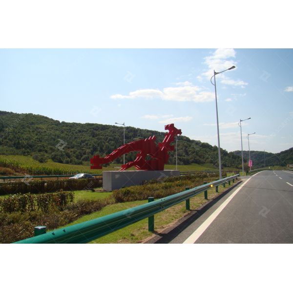 Современная наружная красная распыляемая стальная скульптура на шоссе