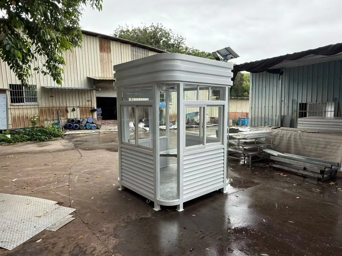 Modern Sentry Booth with Customized Features for Enhanced Safety Solutions