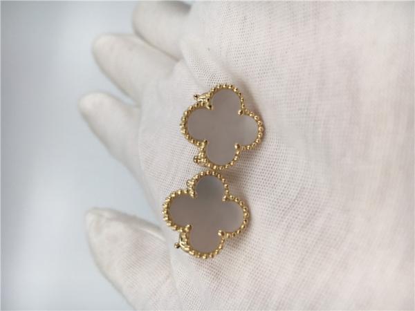 Brincos do ouro de Alhambra 18K do vintage com forma de folha branca da madrepérola/trevo
