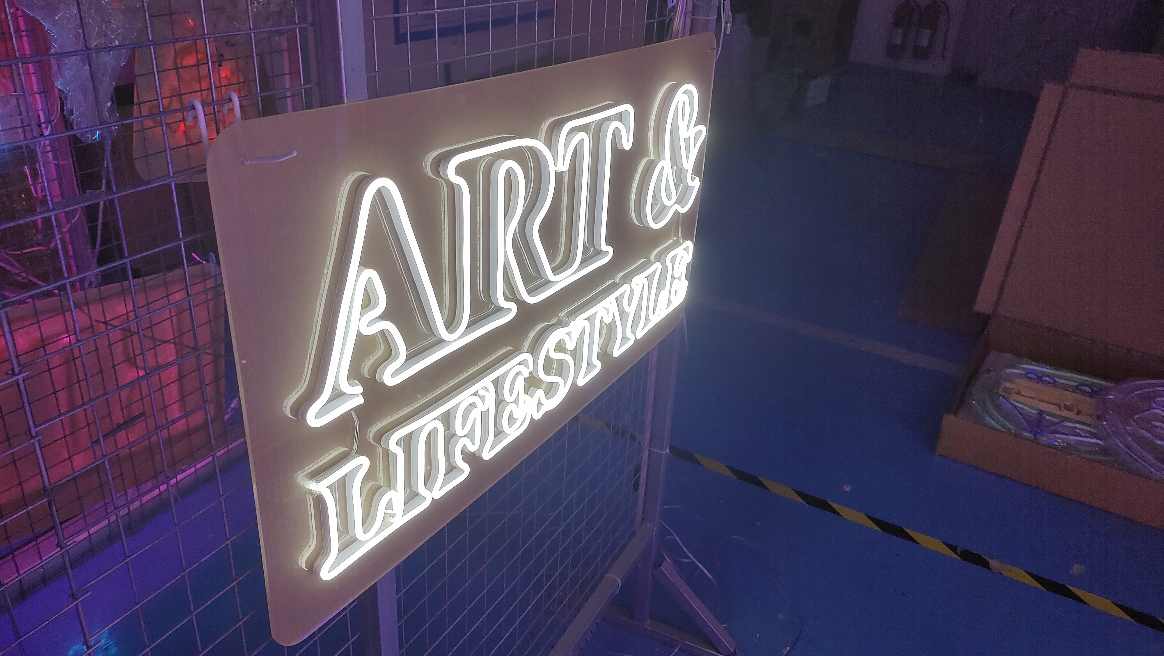 Изготовленные на заказ люди неоновой вывески стиля Life&art выдалбливают deco освещения стены выставки