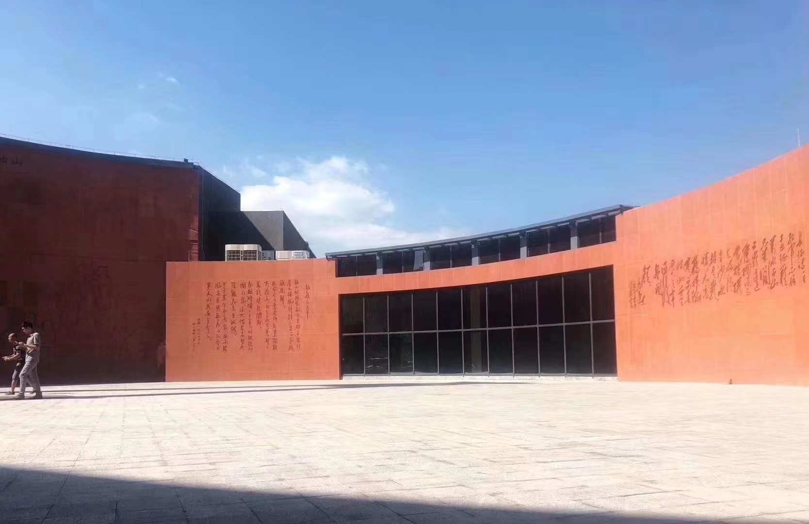 Деревенское естественное хонингованное плакирование стены красного песчаника для внешнего оформления