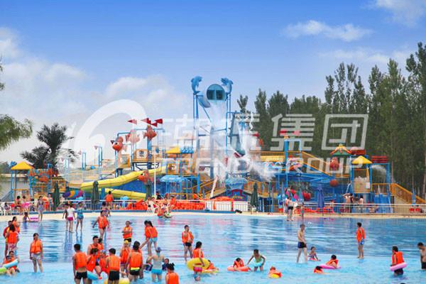 O grande equipamento do campo de jogos do aqua no waterpark projeta-se, jogos do parque do aqua