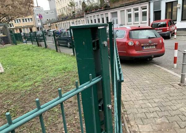 O fio de galinha revestido plástico do metal que cerca o vinil verde revestiu o cerco soldado do fio