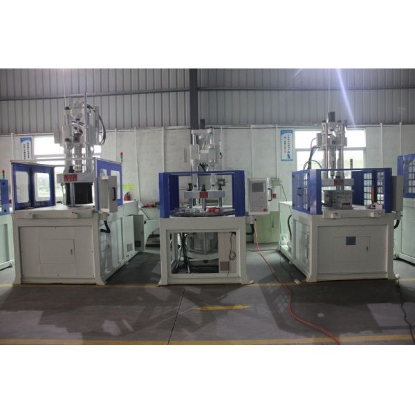 225T Вертикальная застежка Горизонтальная машина для формования инжекцией ISO9001