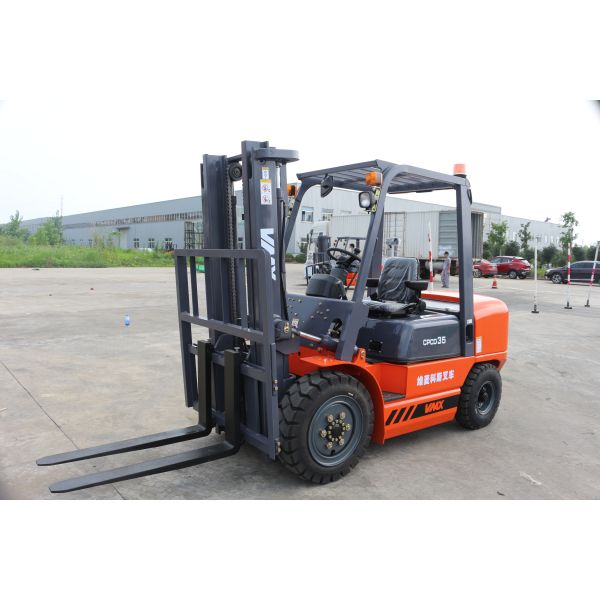 3.5 Ton Rough Terrian Forklift Diesel Engine 1070mm Fork Length 6000mm Max Lifting Height