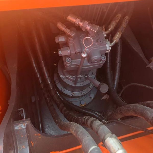 Une excavatrice usée Hitachi ZX120 avec 93KW de puissance et peu de temps de travail