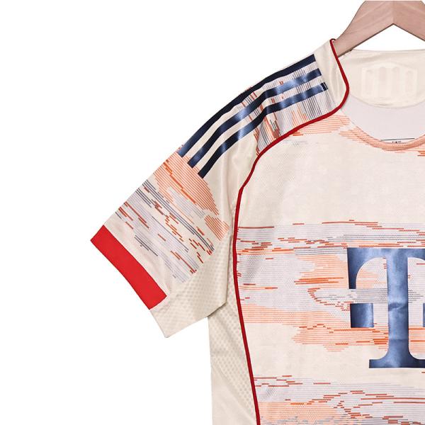 Le nouveau maillot de la saison 2025-2026 du Bayern Munich supporte la personnalisation du groupe.