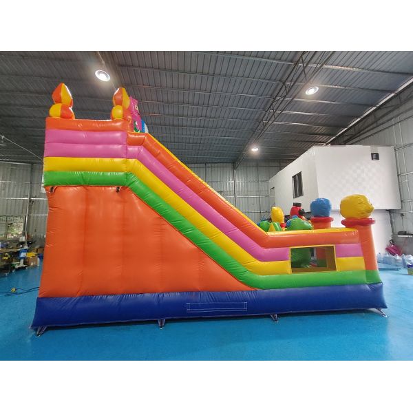 Tarpaulin Deslizamientos de agua inflables Temática de dibujos animados Niños Castillo saltando agua