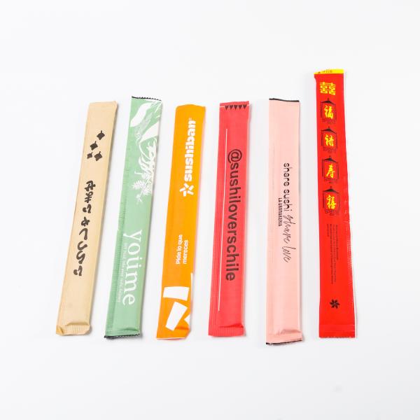 Des baguettes jetables en bambou pour les restaurants japonais de sushi avec enveloppe en papier.