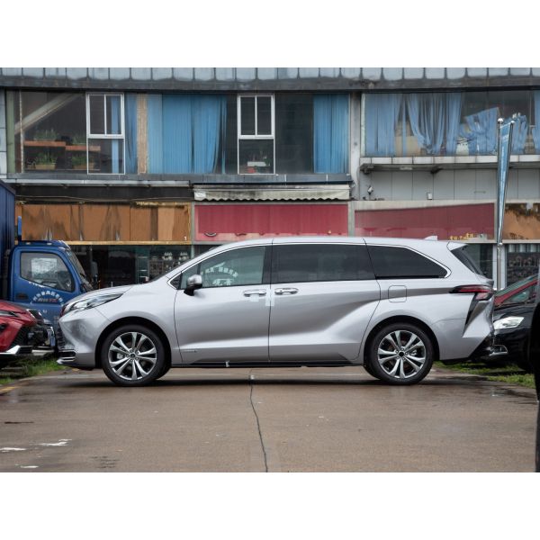 MPV Second-Hand Toyota Sienna with Naturally Aspirated Engine Type and LED Headlights