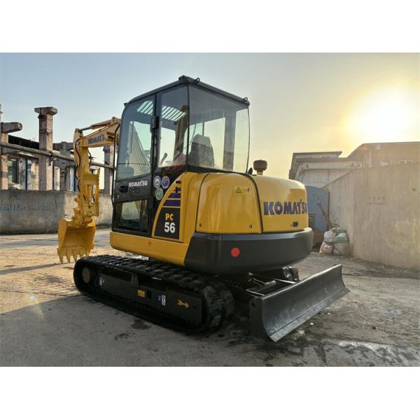 Экскаватор Komatsu PC56 с емкостью в 0,22 м3 и рабочей массой 5300 кг
