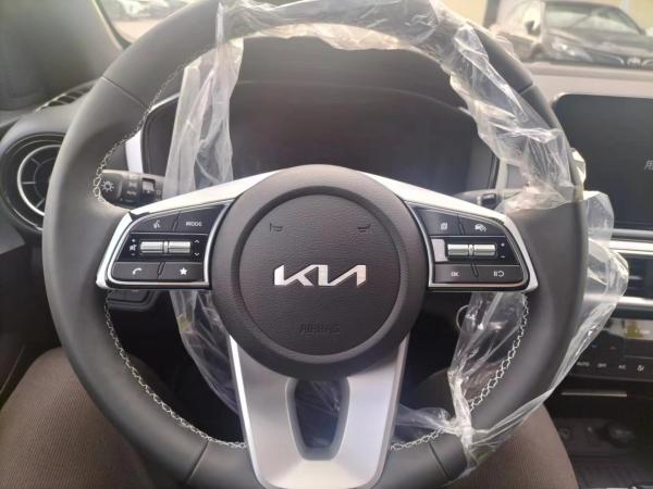 Kia K3 1.5L CVT Versão Deluxe Carro a gasolina Compacto Tração dianteira