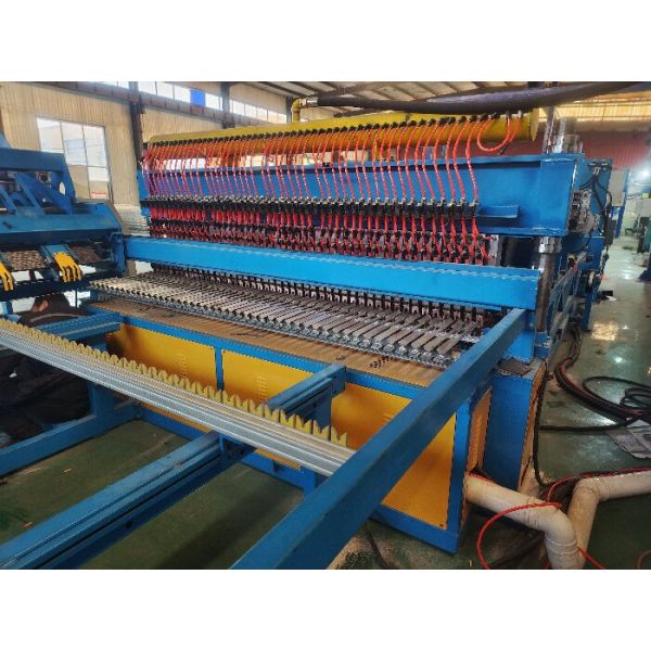 Aperture Size 50x200mm Fence Height 2.5m Fence Mesh Welding Machine