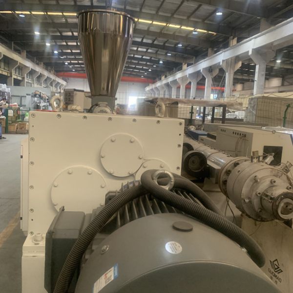 Коническая двойная машина трубы штрангпресса винта 45RPM пластиковая