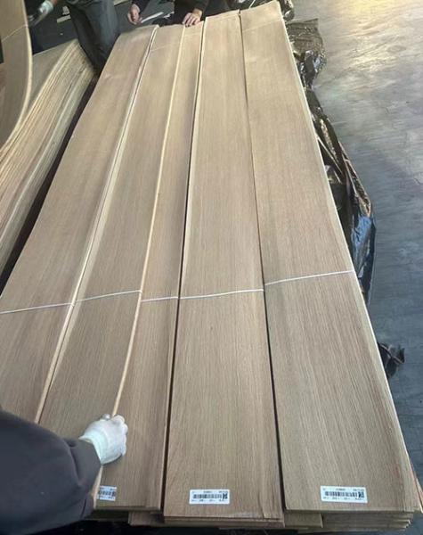 Carvalho Europeu AA Grau de madeira natural Espessura de folheado 0,5 mm ≥ 245 cm Comprimento