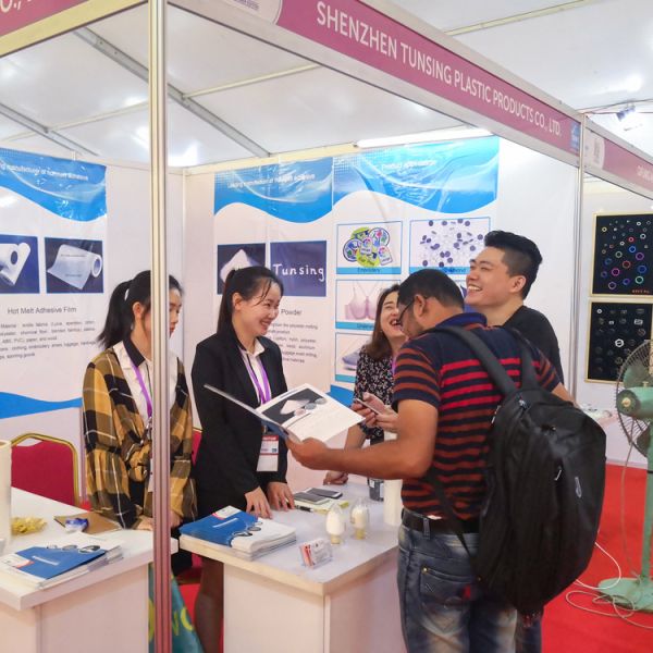 Склеивающая пленка Мельт полиуретана ТПУ Китая термопластиковая горячая для прокатывая ткани