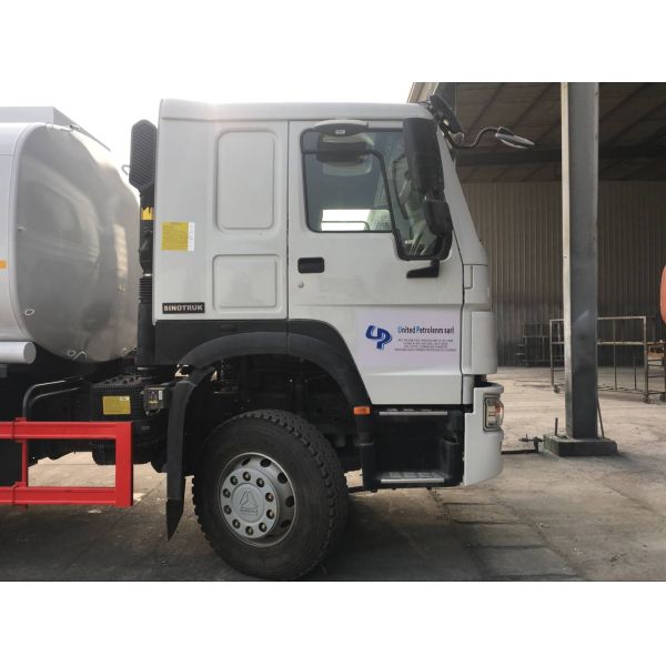 Sinotruk A7 new 20000-30000 liters carbon aluminum alloy stainless steel fuel tanker truck