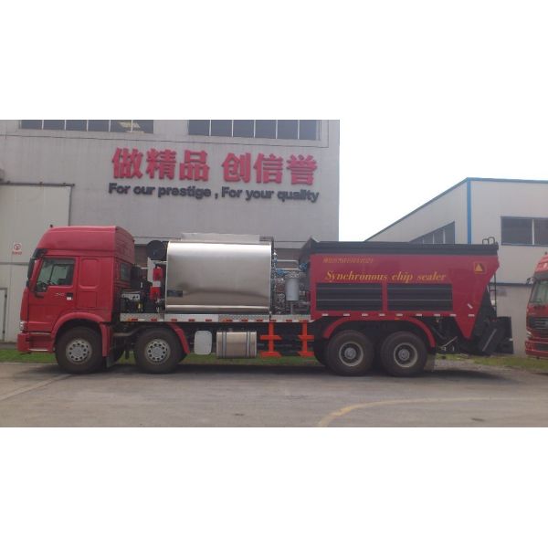 Sinotruk 14m3 Hopper Capacity Road Maintenance Truck / Road Surfacing Equipment