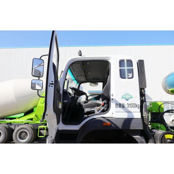 Un mélangeur de marque chinoise 8*4 prêt à mélanger le béton camion 350 chevaux Euro 6 conduite à gauche