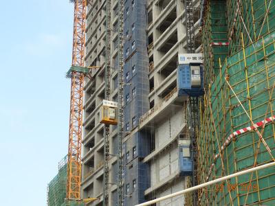 Grua galvanizada do terreno de construção do elevador 400M do pinhão da cremalheira