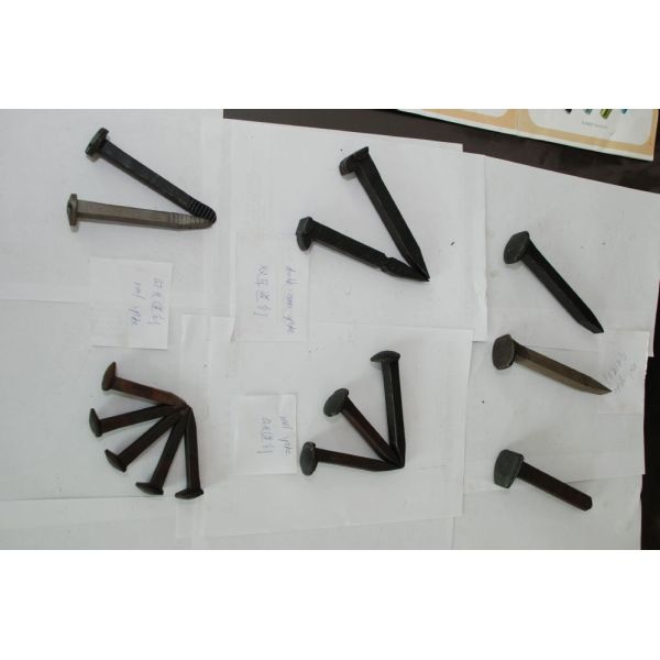 Стандартный простый винт корпуса спайка следа железной дороги берет ранг на острие стали углерода 4,6