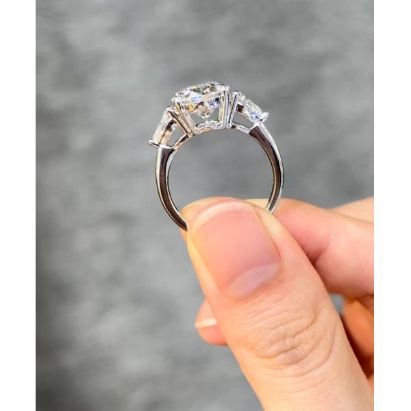 Лабораторные бриллианты, ювелирные изделия, три камня, помолвки, обручальные кольца, культивируемые бриллианты.