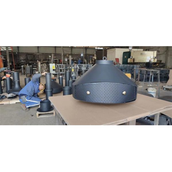 Черная покрытая крытая стена подогревателя установила деревянный вися приостанавливанный камин