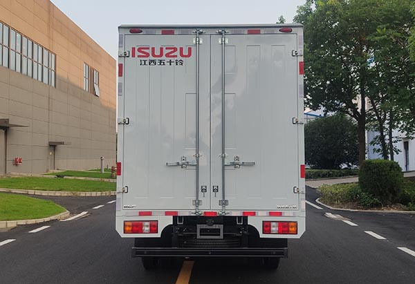 93KW 126HP Insulated Truck Isuzu Cargo Insulated Tipper White