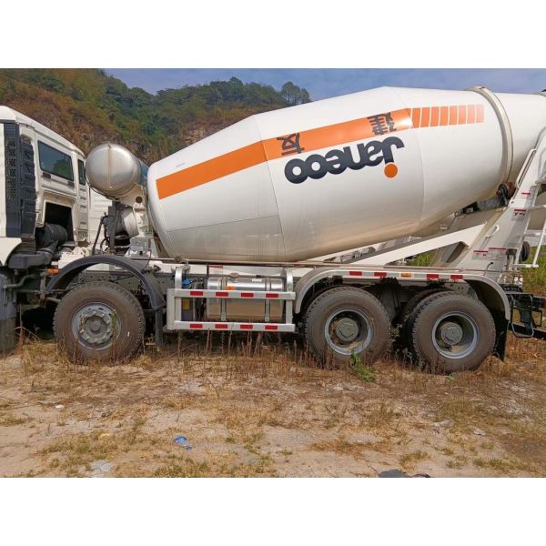 HOWO Hydraulic 10cbm Cement Mixer Truck For Large Concrete Construction
