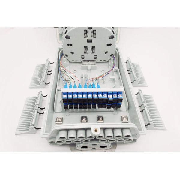 На открытом воздухе порты 96 терминальной коробки 16 оптического волокна вырезают сердцевина из коробки Сплиттер ККО-ФДП-16М 1С16 ЛГС