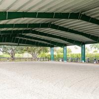 Équipement d'arène de course en acier Conception d'arène de course en intérieur Standard AISC/EN/JIS/GB Panneau de toit et de mur Panneau sandwich