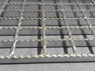 Hot Dip Galvanized Serrated Steel Grating 25x3 Serrated Flat Bar Pitch 15mm