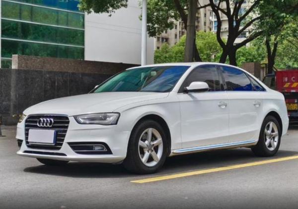 2015 Audi Of A4L Sedan Gás gasolina 2.0T 180PS L4 132kW/320Nm R19 Luxury Dynamic Modelo LHD Carro usado