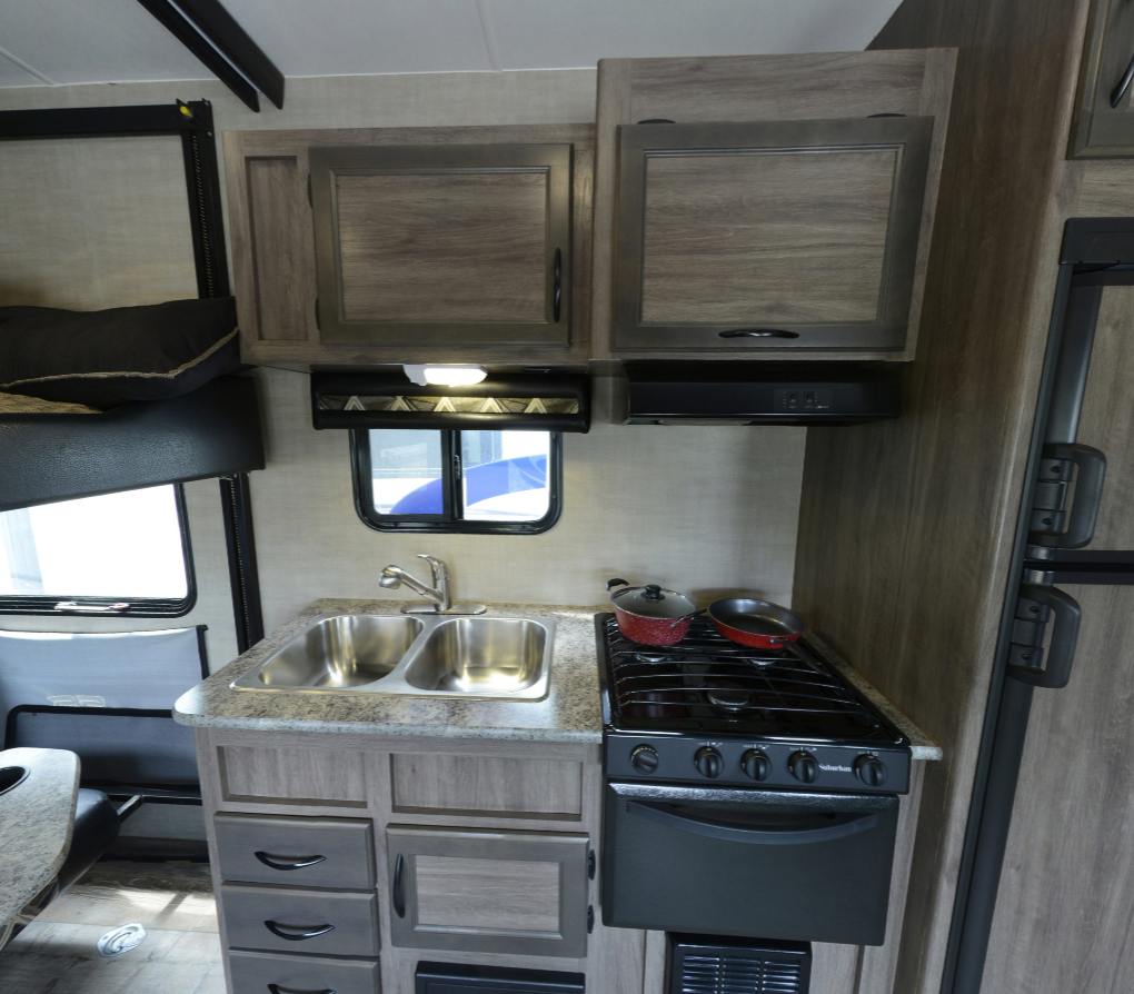 Трейлер перемещения стеклоткани 4 сезонов полно заключил трейлер перемещения раковины стеклоткани 32 дюйма