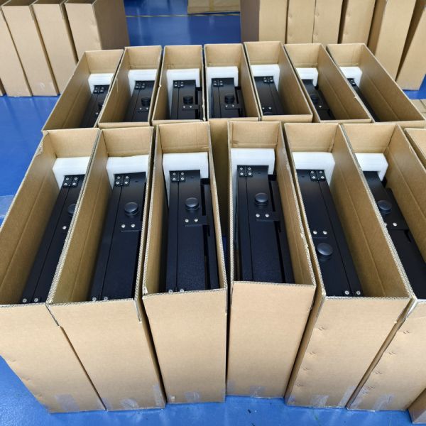 32 Inch 1920x1080 HD Outdoor LCD Display with 50000~100000hours Lifespan for Digital Signage