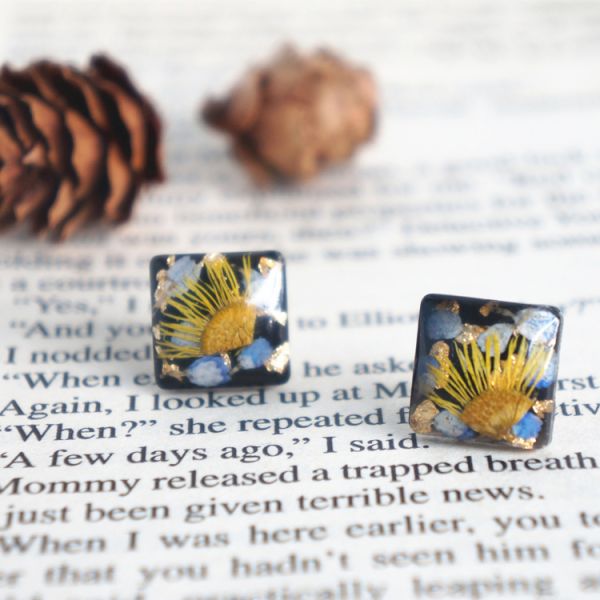 Van Gogh’s Guess Handcrafted Black Square Dry Flower 925 Silver Stud Earrings For Sale