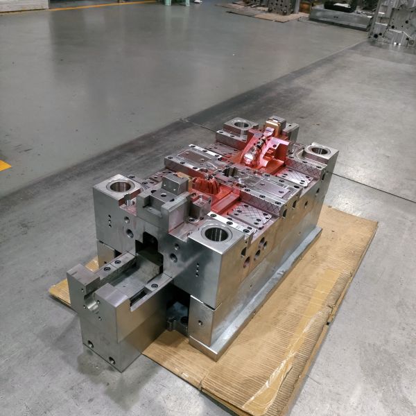 Tiros plásticos del moldeo por inyección 500k del corredor caliente de encargo de YUDO para las piezas del coche