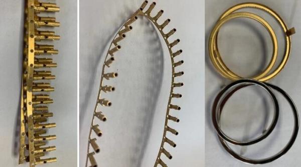 O metal que carimba as peças dos conectores põe o conector de carimbo contínuo da montagem fêmea