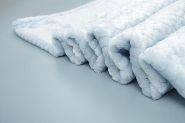 Plain 100% Polyester Flannel Throw Blanket With Embossing For Office / Travel