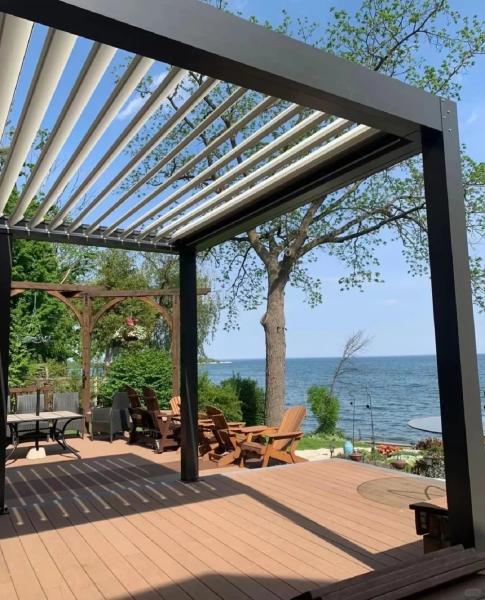 Luxueux belvédère en aluminium extérieur avec un toit en cloison, conception imperméable, parfait pour le jardin moderne.