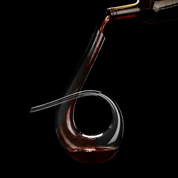 Un décanteur de vin en verre sans plomb fabriqué par des artisans.