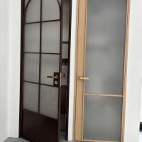 Y/N Puerta oscilante de aluminio con doble acristalamiento transparente templado y candado magnético