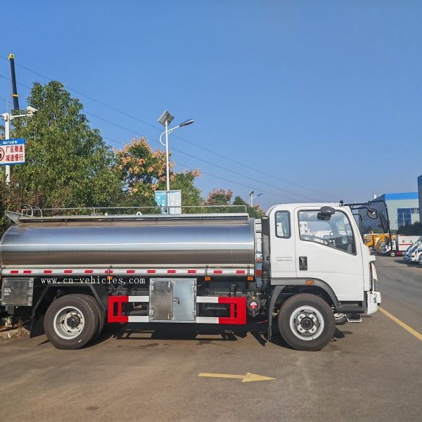 Camion-citerne en acier inoxydable HOWO pour le transport de lait, d'eau potable et de jus