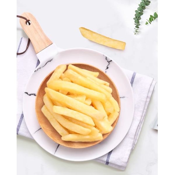 Соленые высушенные прокладки картошки овощей плодов хрустящие очень вкусные зажаренные