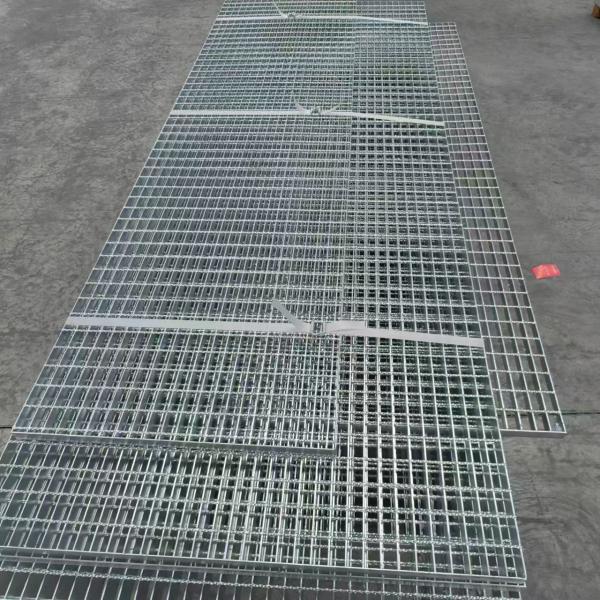 1.8m Industrial Steel Grating Crowd Control Fencing Alloy Plate Round Pattern Coated Painted Surface
