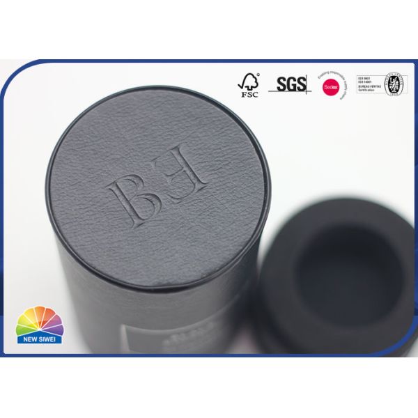 Черным кожаным логотип духов трубки специальности составным бумажным выбитый пакетом