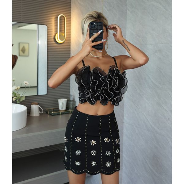 Effortlessly Flirty: Раздражанная Backless верхняя часть трубки и мини юбка раздражали backless верхняя часть трубки спаренная с flirty мини юбкой