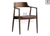 Assises à bras de couleur noyer chaise à manger en bois de cendres avec rembourrage en cuir